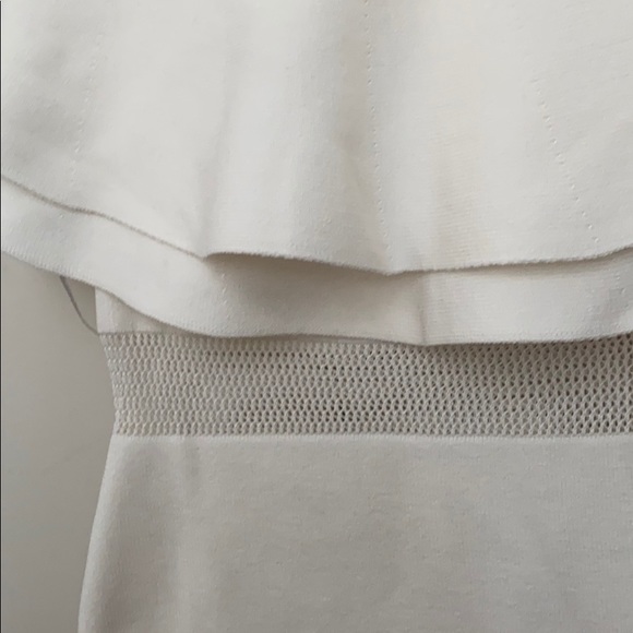 White dreas with cutout. - Picture 2 of 2